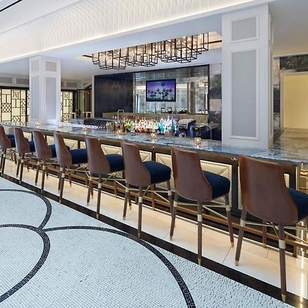 เดอะลอนดอน เวสต์ ฮอลลีวูด แอต เบเวอร์ลี ฮิลล์ส Hotel West Hollywood ภายนอก รูปภาพ The bar at the hotel