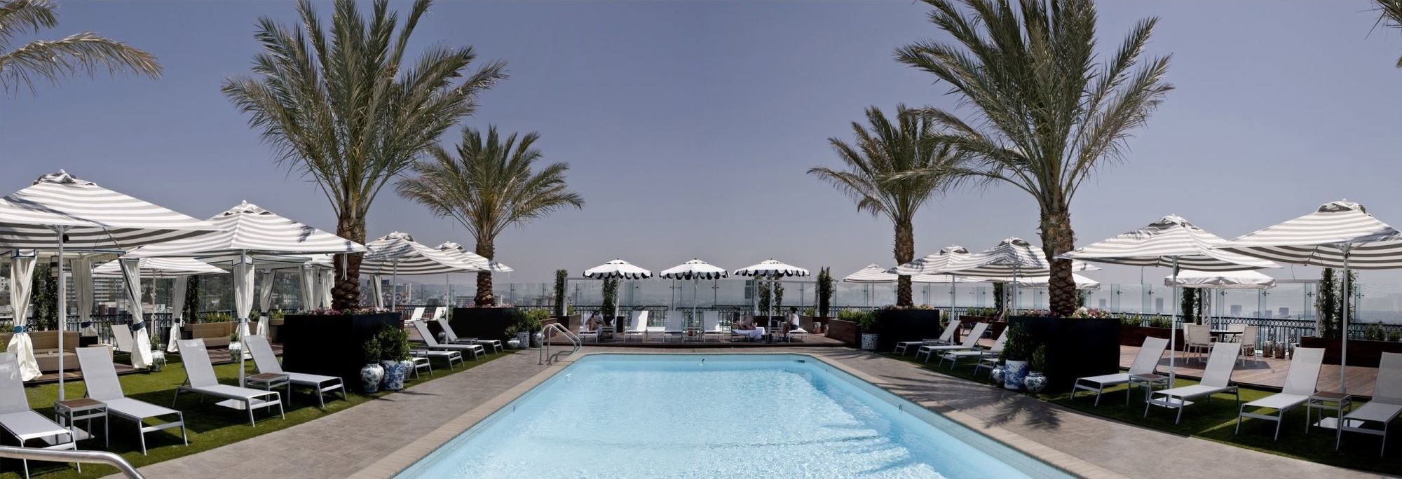 เดอะลอนดอน เวสต์ ฮอลลีวูด แอต เบเวอร์ลี ฮิลล์ส Hotel West Hollywood ภายนอก รูปภาพ The rooftop pool at the Standard