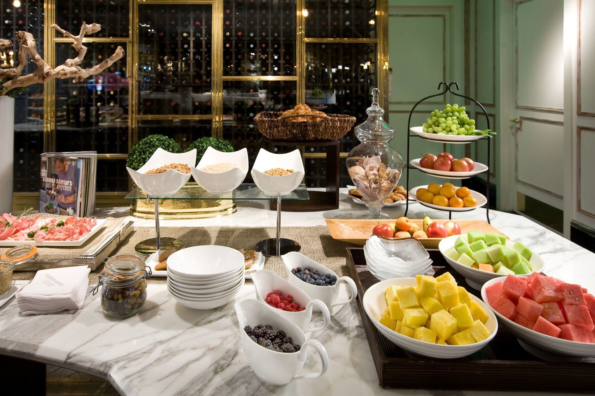 เดอะลอนดอน เวสต์ ฮอลลีวูด แอต เบเวอร์ลี ฮิลล์ส Hotel West Hollywood ร้านอาหาร รูปภาพ A fruit buffet