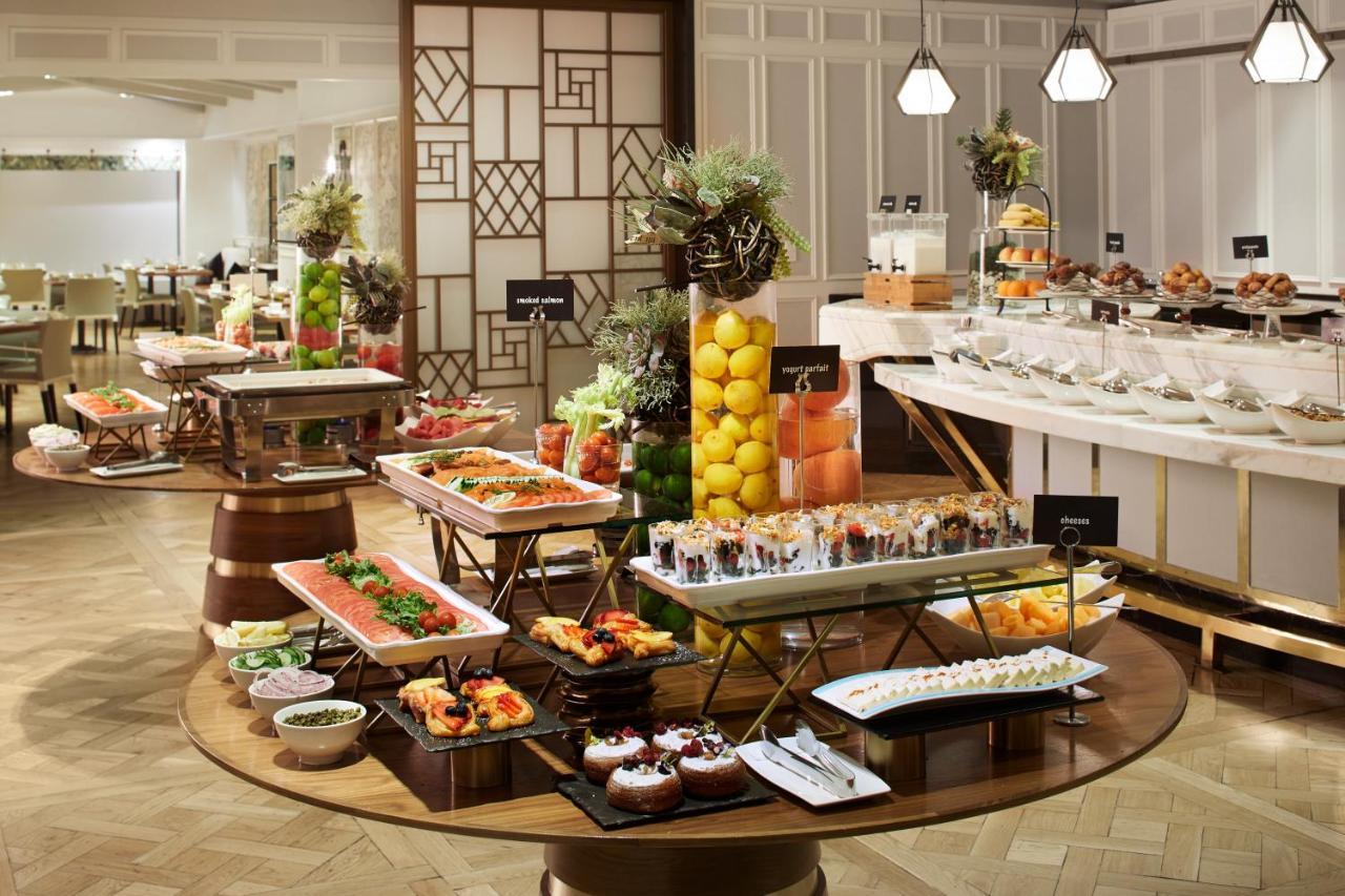เดอะลอนดอน เวสต์ ฮอลลีวูด แอต เบเวอร์ลี ฮิลล์ส Hotel West Hollywood ภายนอก รูปภาพ A buffet at a hotel