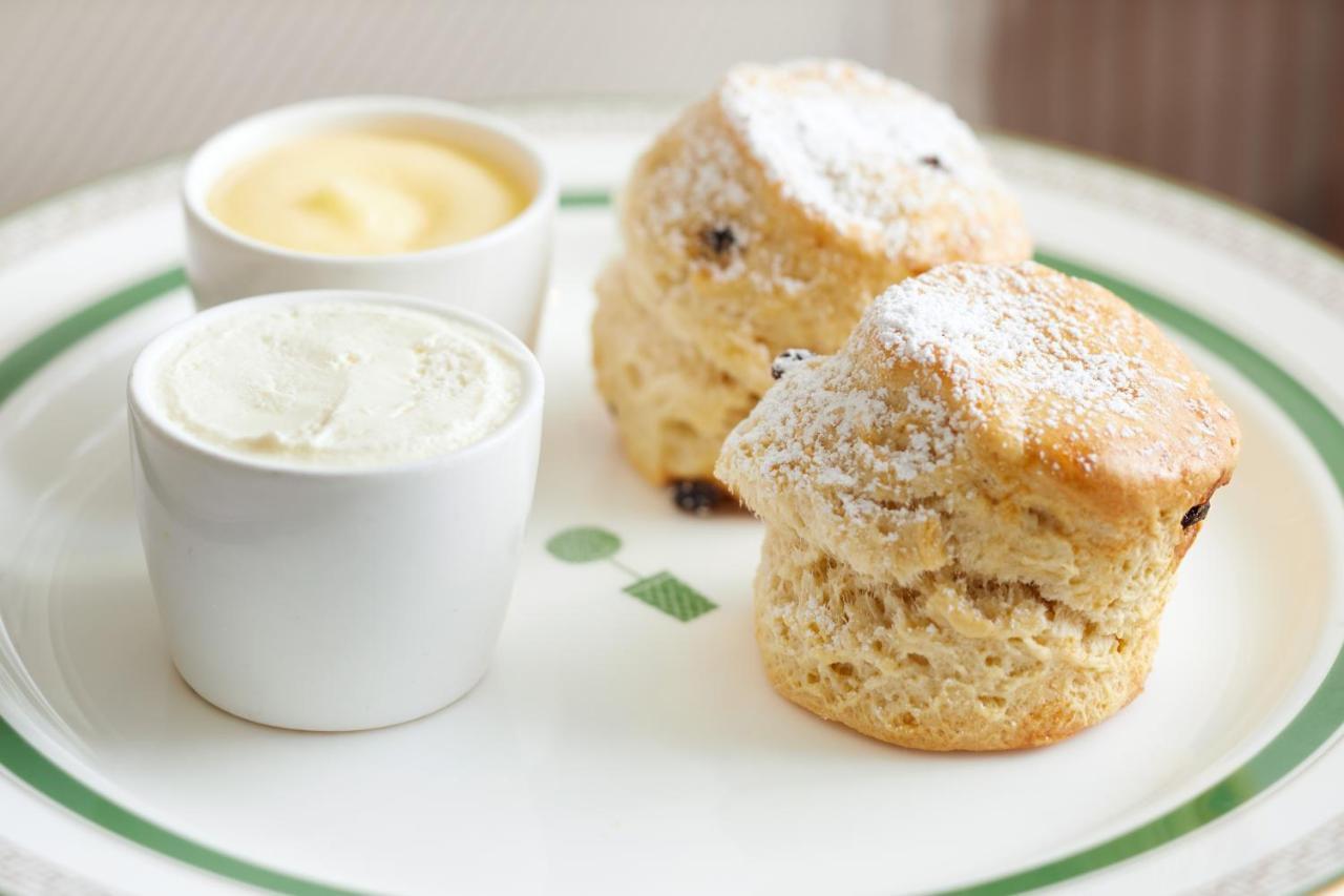 เดอะลอนดอน เวสต์ ฮอลลีวูด แอต เบเวอร์ลี ฮิลล์ส Hotel West Hollywood ภายนอก รูปภาพ Scones with clotted cream and jam