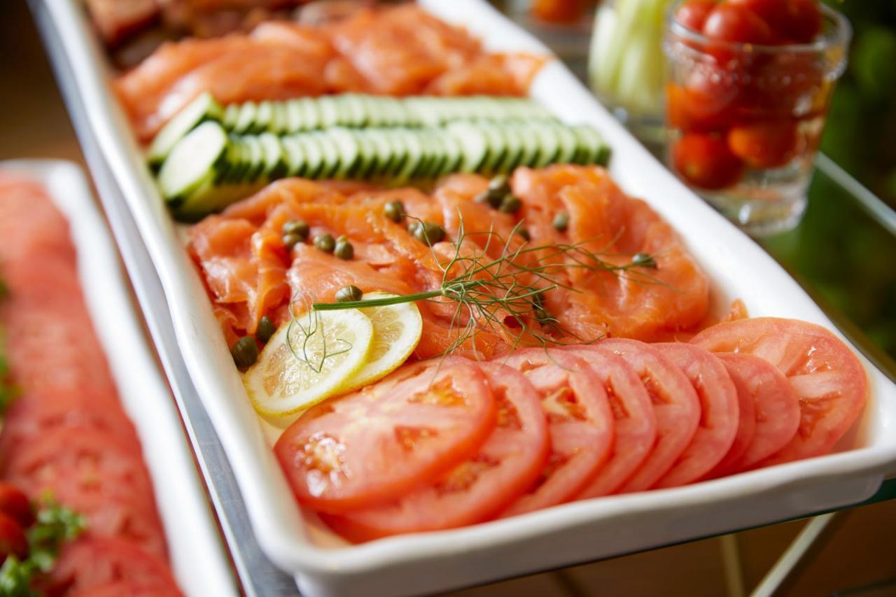 เดอะลอนดอน เวสต์ ฮอลลีวูด แอต เบเวอร์ลี ฮิลล์ส Hotel West Hollywood ภายนอก รูปภาพ Salmon and cucumber