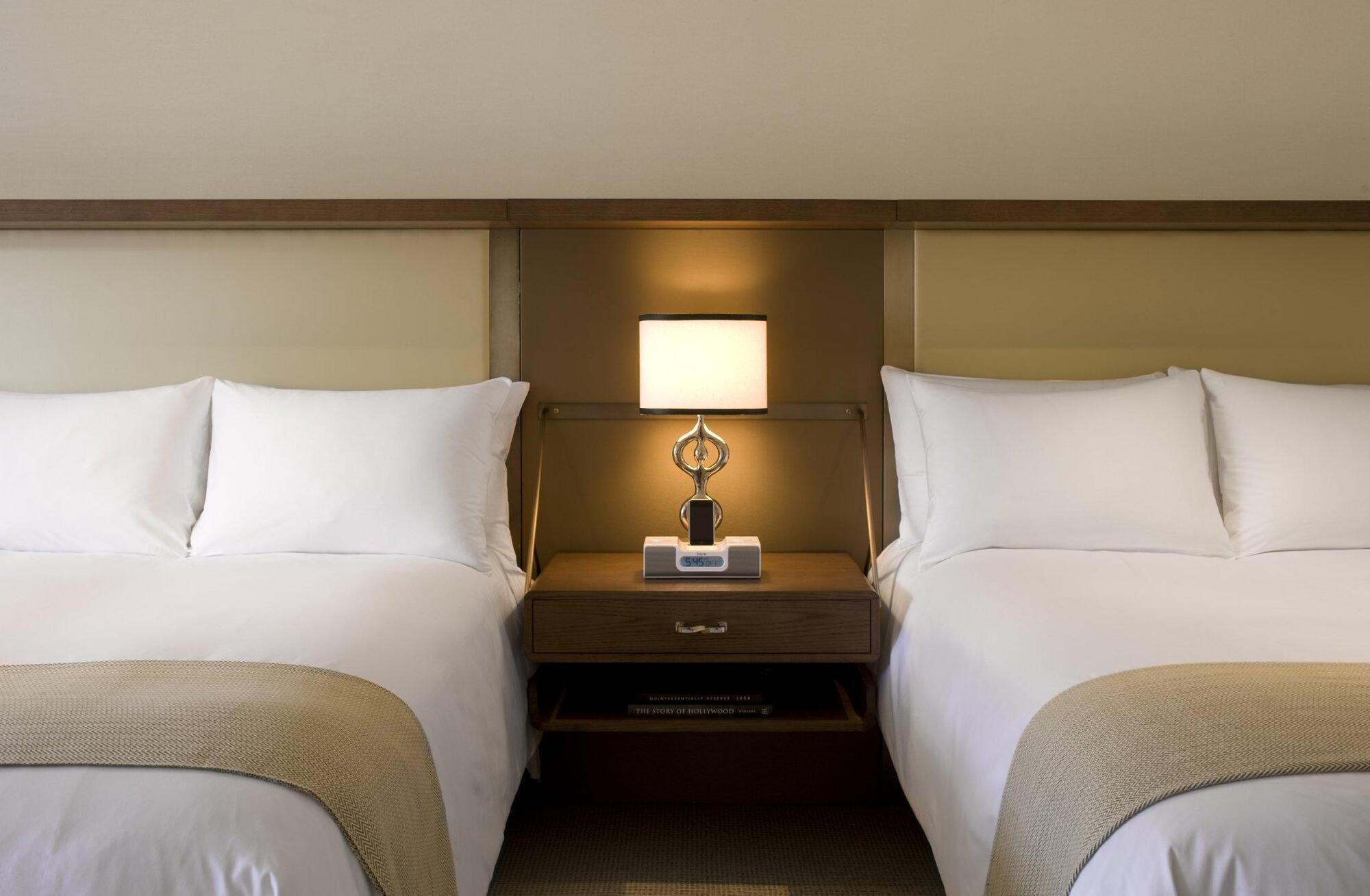 เดอะลอนดอน เวสต์ ฮอลลีวูด แอต เบเวอร์ลี ฮิลล์ส Hotel West Hollywood ภายนอก รูปภาพ A guest room at the Four Seasons Hotel